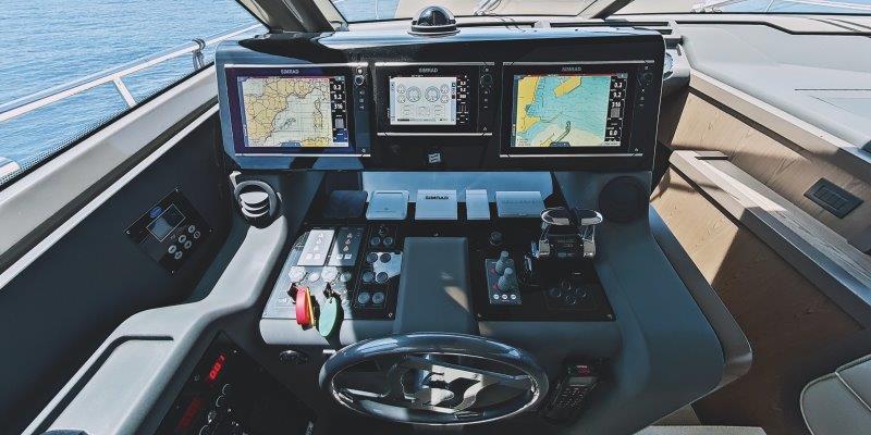 2017 FERRETTI YACHTS 550 